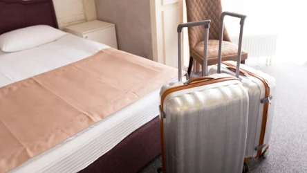Dlaczego w hotelu warto wstawić walizkę pod prysznic?
