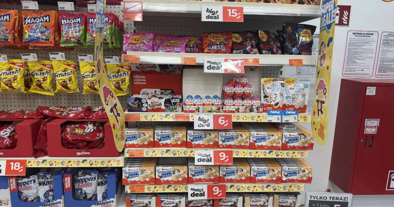 Dealz ruszył z promocjami na słodycze i kawę. Te okazje warto sprawdzić od dziś Półka w sklepie Dealz z produktami Kinder Joy, jajkami-niespodziankami i żelkami MAOAM, widoczne ceny i promocje.