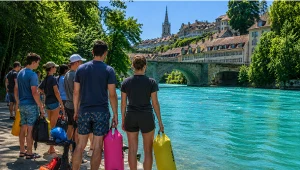 Ludzie nad rzeką Aare w Szwajcarii