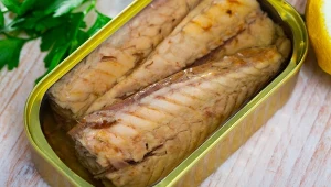 Makrela z puszki może być dobrą przekąską, która dostarcza cennych kwasów omega-3 i białka.