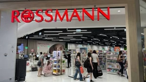 W Rossmannie ruszyły akcje 1+1 gratis. Do wybranych zakupów dorzuca też prezenty