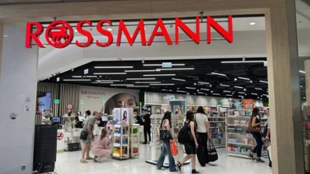 W Rossmannie ruszyły akcje 1+1 gratis. Do wybranych zakupów dorzuca też prezenty