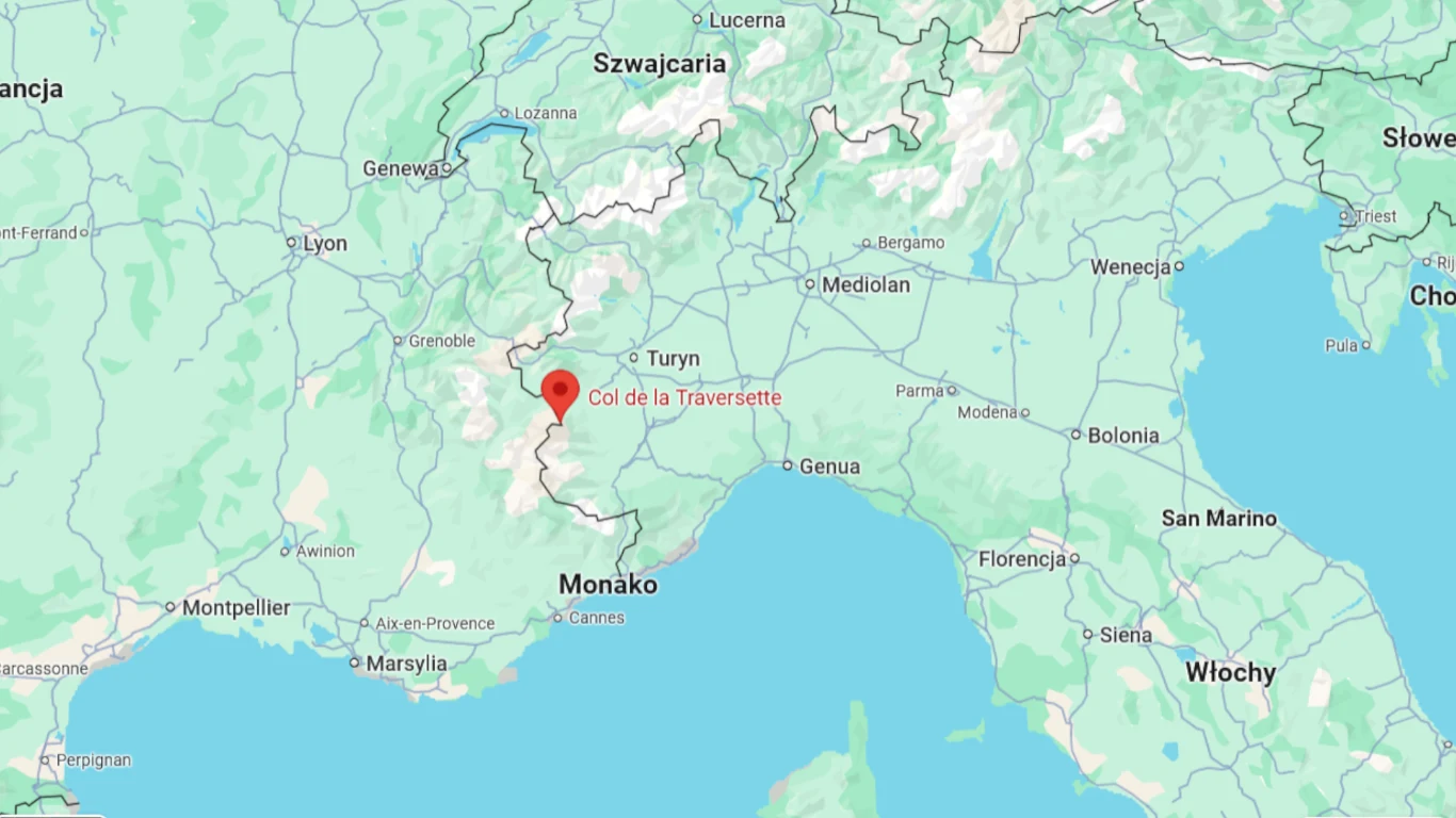Miejsce przełęczy Col de la Traversette. Mapa północnej części Włoch i południowo-wschodniej Francji z zaznaczonym punktem Col de la Traversette, w otoczeniu takich miast jak Turyn, Genua, Florencja, Mediolan oraz znanych państw: Szwajcarii, Włoch i Monako.