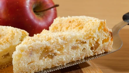 Ciasto jogurtowe z jabłkami z kruszonką świetnie smakuje do kawy