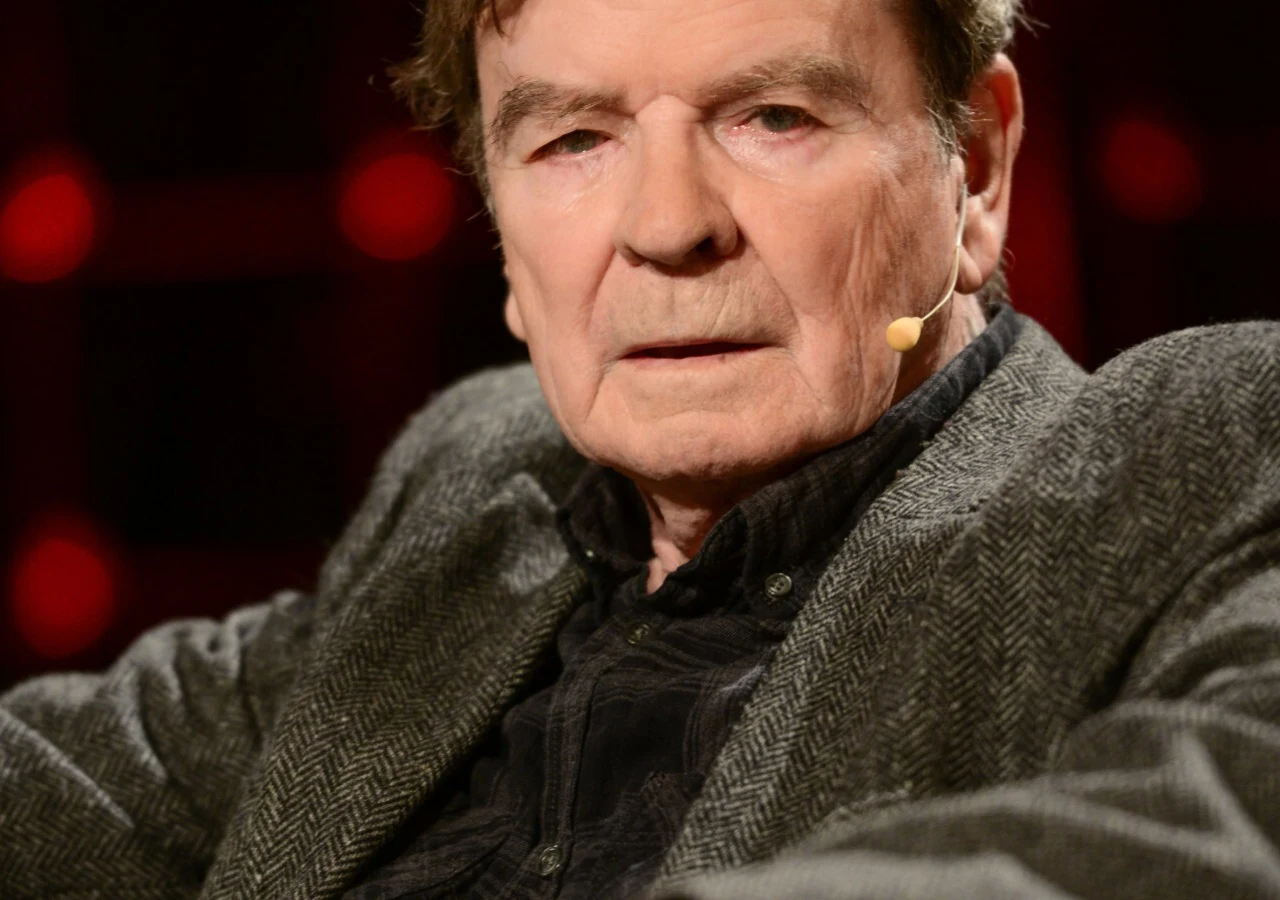 Zygmunt Malanowicz Zygmunt Malanowicz w studiu telewizyjnym. Aktor ubrany w ciemną marynarkę i koszulę, z mikrofonem na policzku.