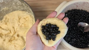 Domowe jagodzianki są wypełnione owocami, aż po brzegi