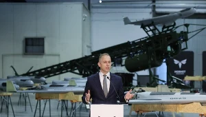 Wiceszef MON Cezary Tomczyk na prezentacji linii produkcyjnej Hornet - Polskie Drony.