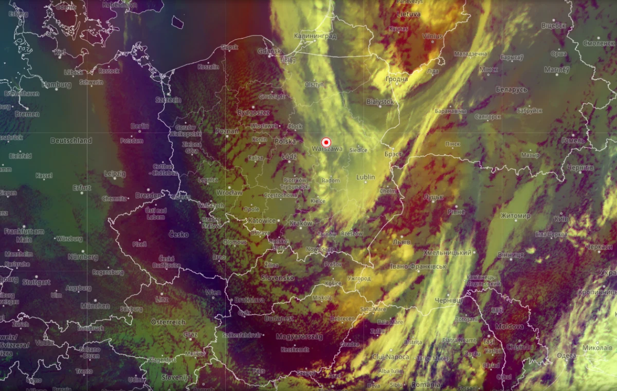 Mapa satelitarna Europy Środkowej z wyraźnie zaznaczonymi pasmami chmur przemieszczającymi się przez Polskę, z intensywną aktywnością chmurową w centralnej i południowej części kraju.