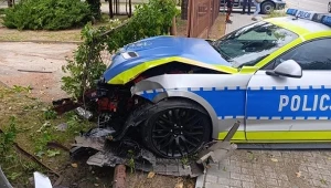Policyjny Mustang rozbity. 2000 zł mandatu, 10 punktów karnych