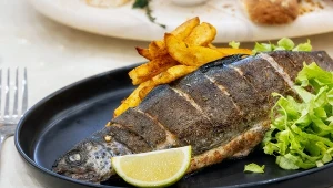 Pstrąg grillowany z masłem czosnkowym smakuje wyśmienicie
