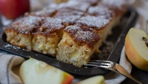 Ciasto z jabłkami i rabarbarem zawsze znika z blachy w mgnieniu oka