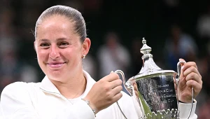 Jelena Ostapenko z trofeum za zwycięstwo w tegorocznej edycji Wimbledonu w grze mieszanej