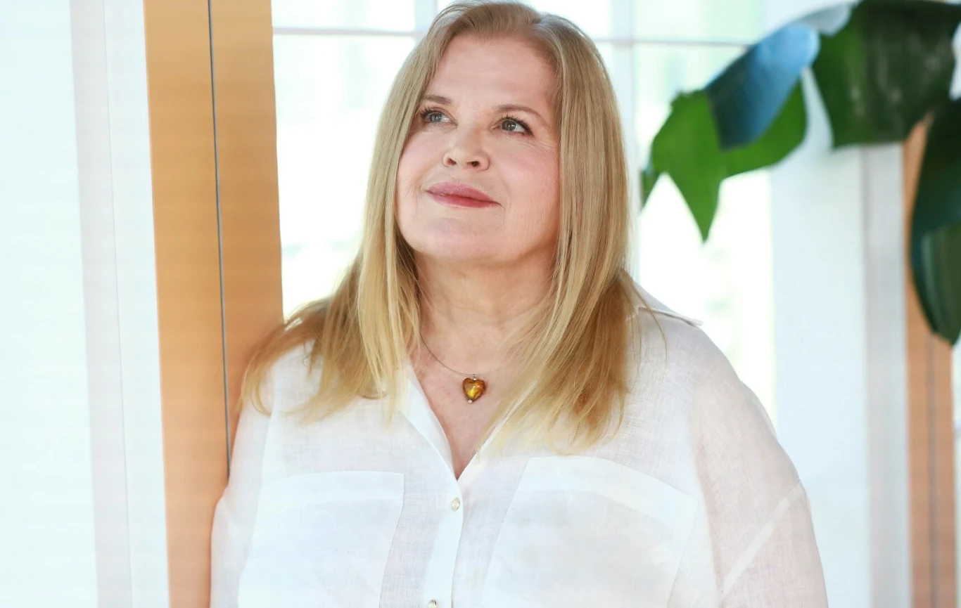 Nie żyje mama Anny Wojtoń Anna Wojtoń, aktorka znana z serialu "Ranczo" w białej koszuli na jasnym tle