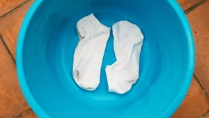 Stare skarpetki rażą bielą po oczach. Wystarczył 1 produkt z kuchni