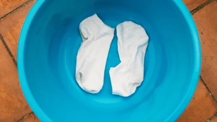 Białe skarpetki szybko się brudzą, ale tanim domowym sposobem możesz przywrócić im śnieżnobiały kolor