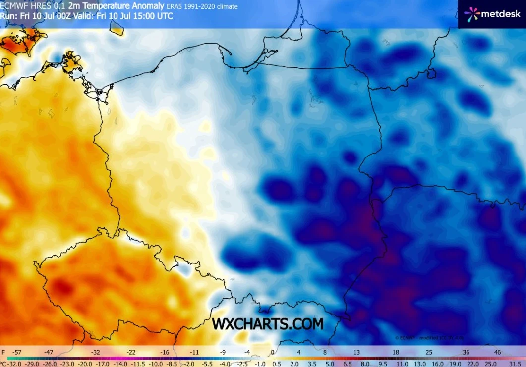 Mapa Polski i Niemiec z wyraźnym kontrastem temperatur; zachodnia część mapy w intensywnych odcieniach pomarańczowego wskazuje na anomalie ciepła, podczas gdy wschodnia część Polski pokryta jest chłodnymi, niebieskimi barwami symbolizującymi anomalie z...