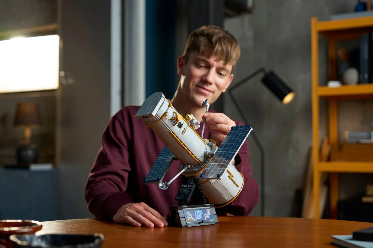 Kosmiczny Teleskop Hubble'a z 1252 klocków LEGO. Znamy polską cenę. Zestaw LEGO Icons z Kosmicznym Teleskopem Hubble'a
