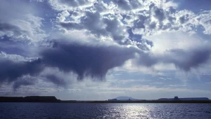 Charakterystyczne smugi pod chmurami to virga