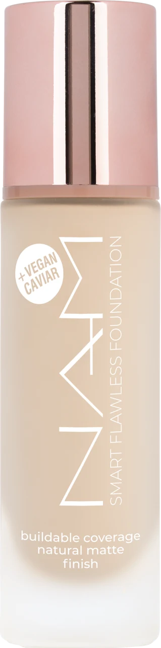 Butelka podkładu NAM Smart Flawless Foundation z różowym metalicznym korkiem, oznaczeniem 'Vegan Caviar' i napisem informującym o matowym wykończeniu oraz możliwości stopniowania krycia.