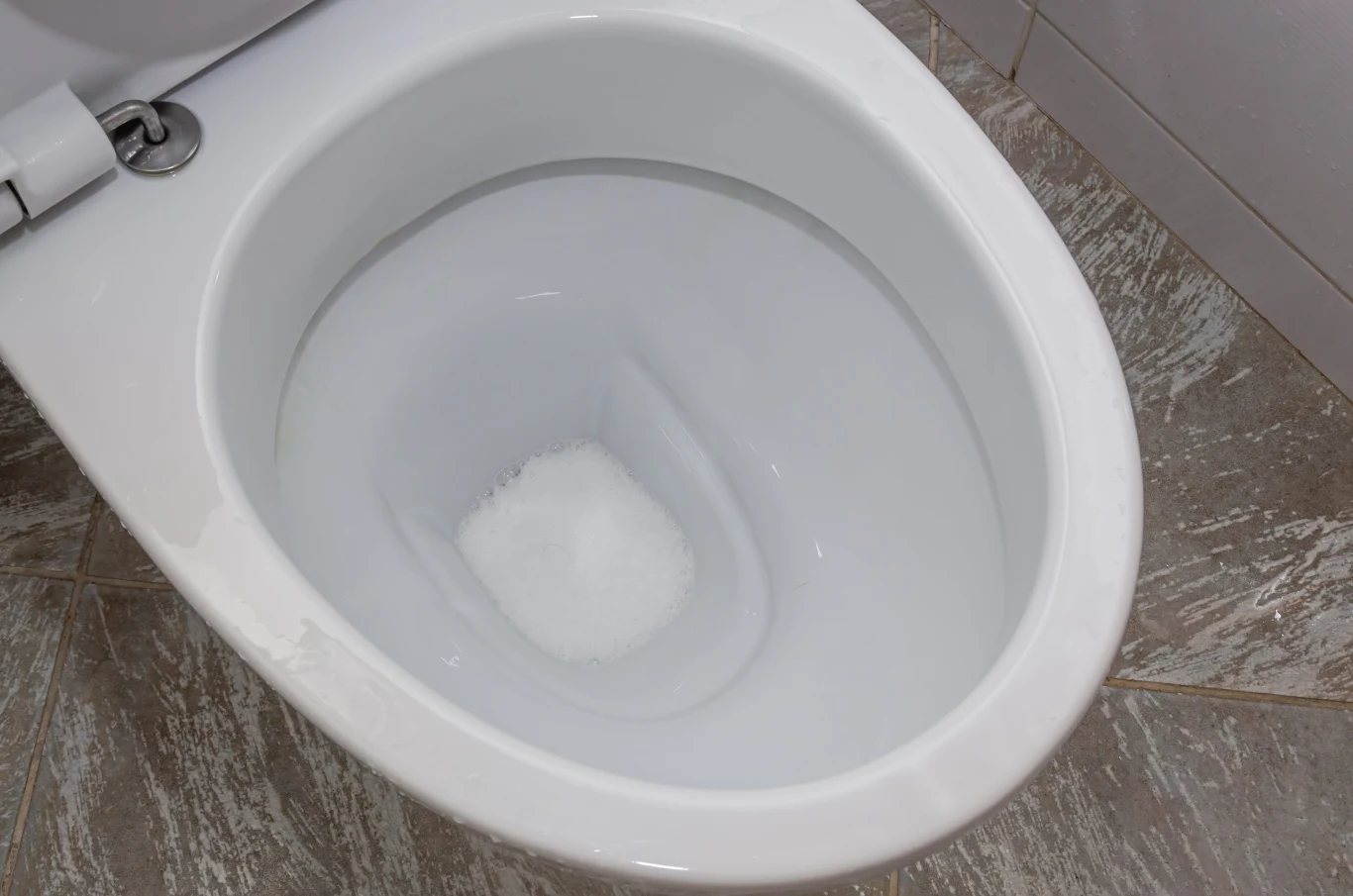 Co wieczór wsypuję do toalety. Tak rozwiązuję uciążliwy problem Sól wsypywana do muszli WC jako domowy sposób na ograniczenie osadów i nieprzyjemnego zapachu w toalecie.