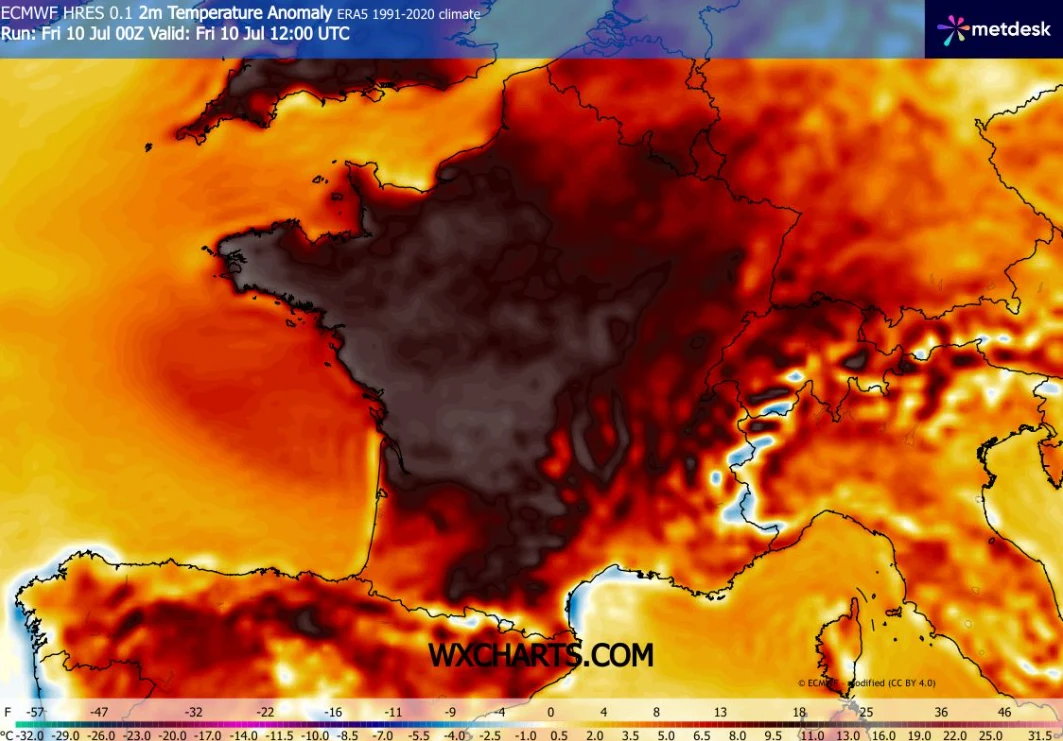 Mapa przedstawiająca anomalie temperatury powietrza nad Europą Zachodnią, z wyraźnie zaznaczonym intensywnym ochłodzeniem obejmującym głównie teren Francji i północnych Włoch oraz cieplejszymi odcieniami wokół tego obszaru.