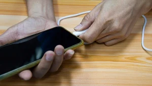 Wiele osób czeka, aż telefon zupełnie się rozładuje. To błąd