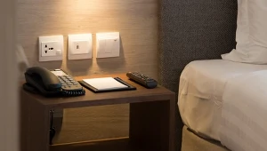 Tych rzeczy w hotelu lepiej nie dotykać. Pilot to dopiero początek