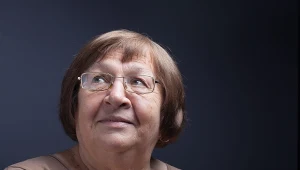 Po 60. roku życia postaw na te kolory włosów. Optycznie ukrywają zmarszczki