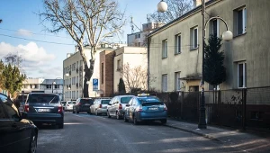 Parkując samochód przed domem czy blokiem należy przestrzegać obowiązujących przepisów 