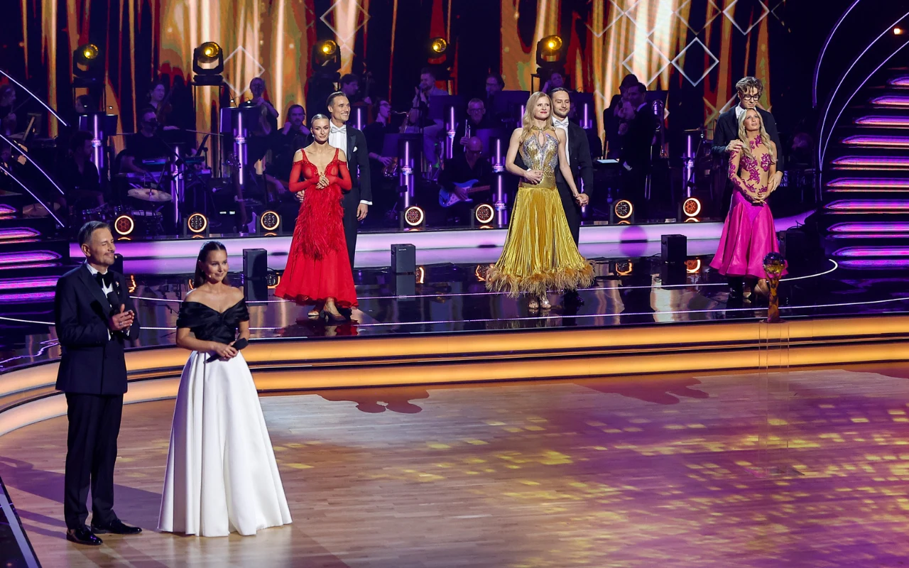 Finał 17. edycji programu "Dancing with the Stars. Taniec z Gwiazdami" Prowadzący i trzy pary podczas finału 17. edycji programu "Dancing with the Stars. Taniec z Gwiazdami".