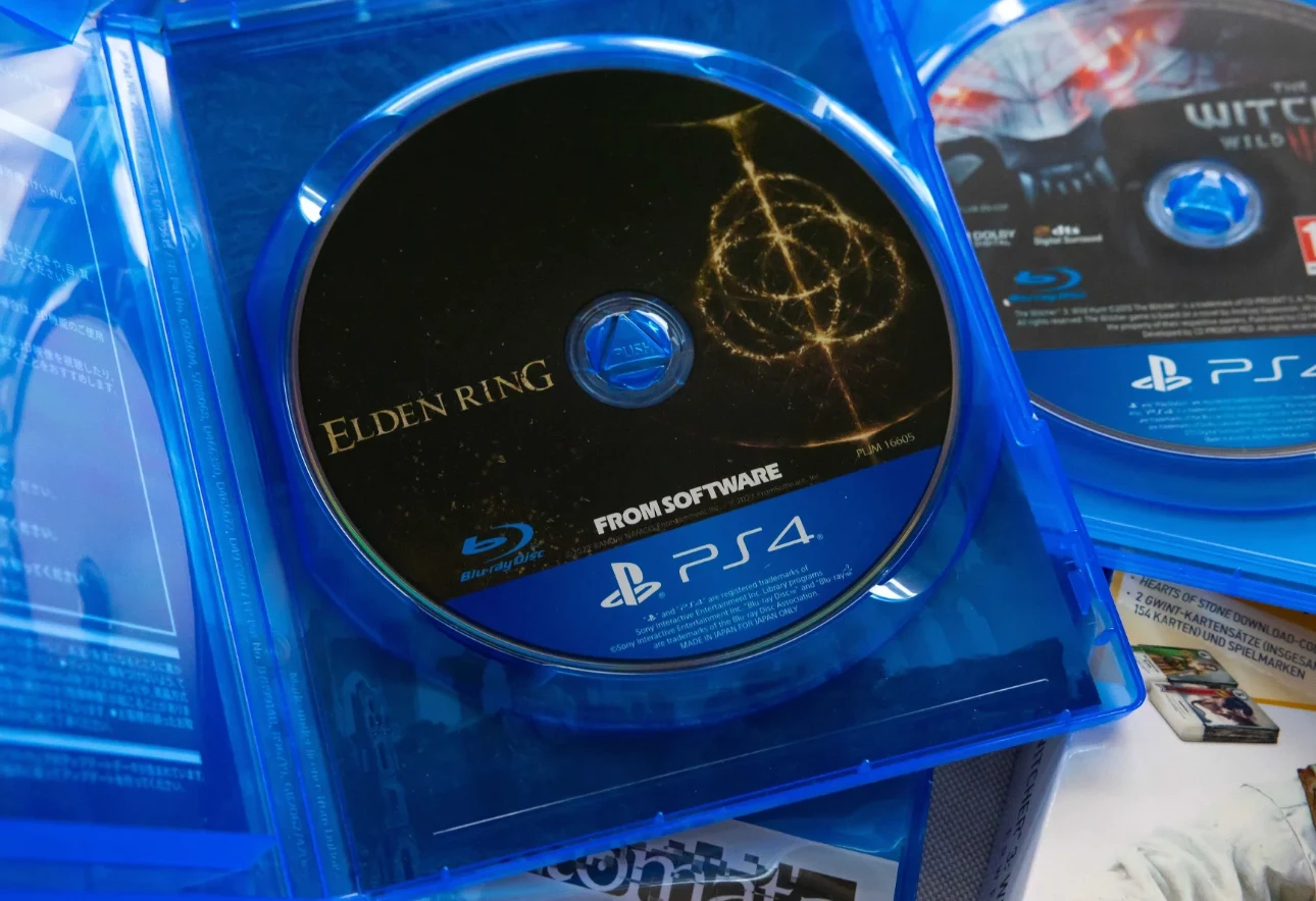 Płyta gry Elden Ring na PlayStation 4 umieszczona w niebieskim pudełku obok innej gry na PS4.