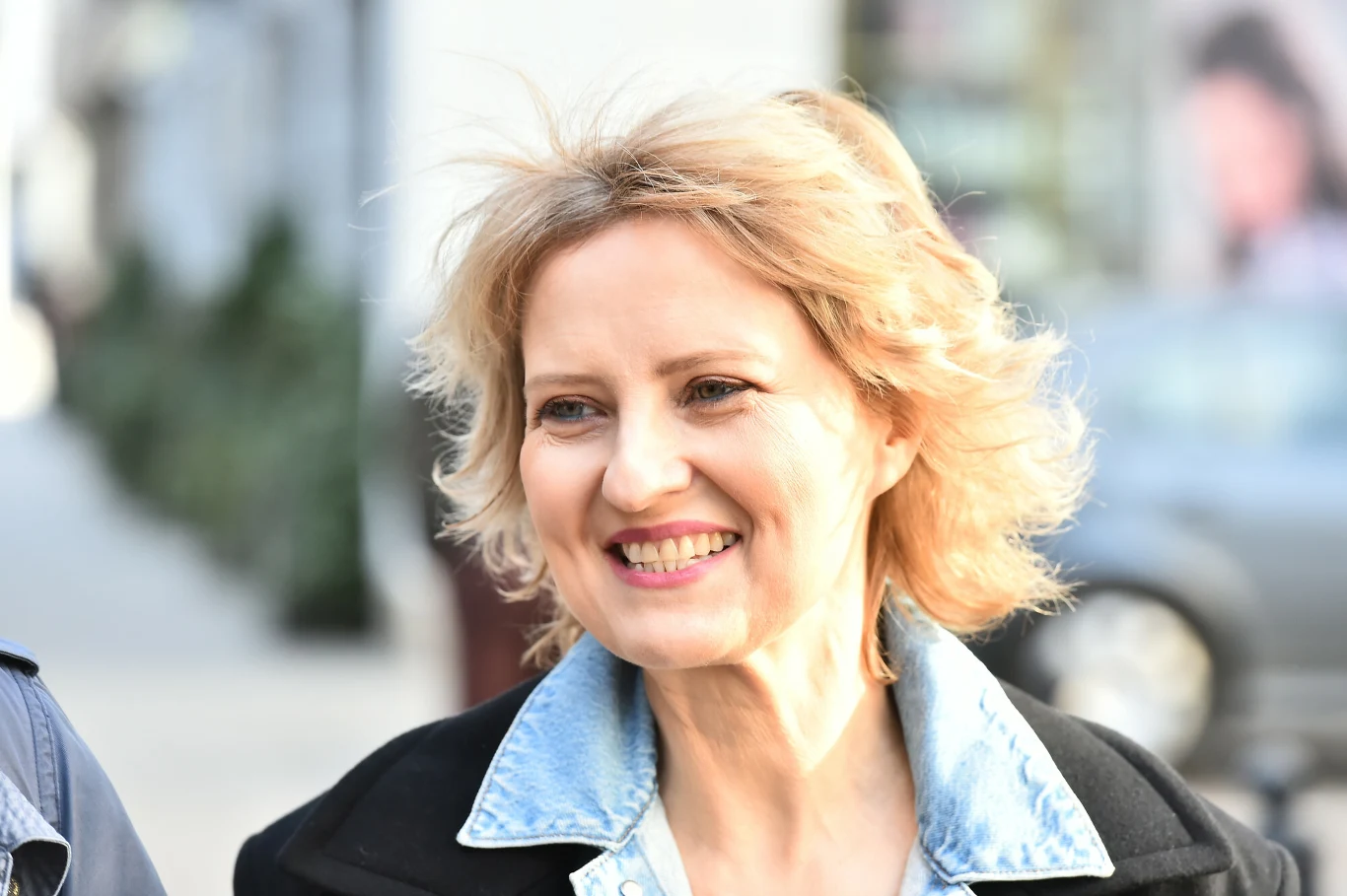 Izabela Kuna Izabela Kuna uśmiecha się na zewnątrz. Aktorka dołączyła do uczestników 19. edycji Tańca z gwiazdami.