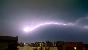 Więcej stopni, mniej widzialności. Po porannych mgłach nadciągną burze
