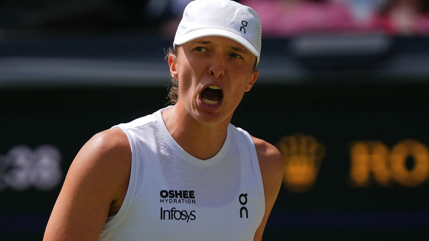 Iga Świątek, Wimbledon 2026 Tenisistka w białym stroju sportowym i czapce z daszkiem wyraża emocje podczas meczu na korcie.