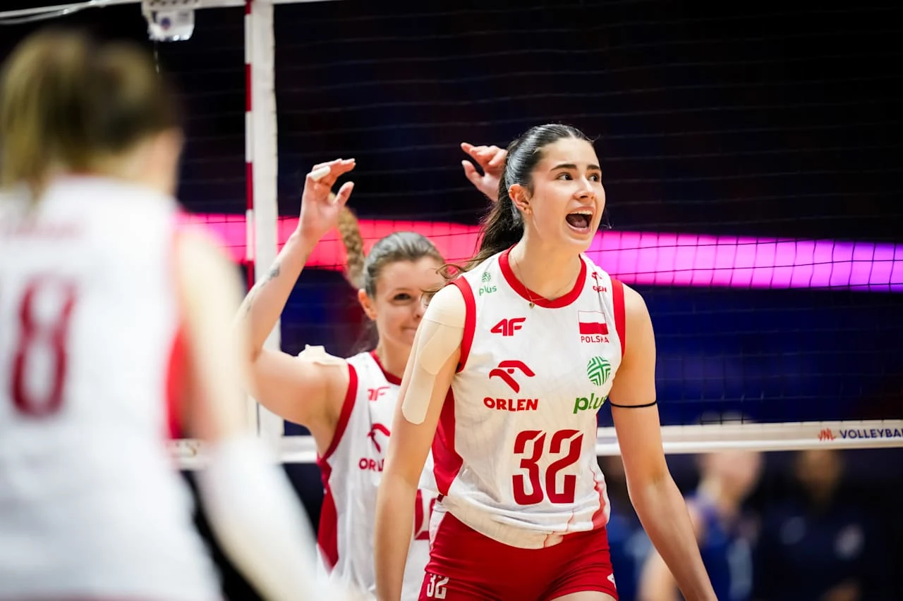 Zawodniczki reprezentacji Polski w siatkówce świętują zdobycie punktu podczas meczu, emanując energią i determinacją.