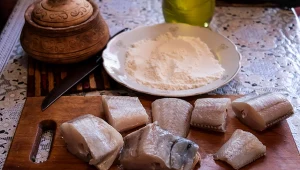 Przed smażeniem karasia należy obtoczyć w mące. Dzięki temu będzie delikatnie chrupiący