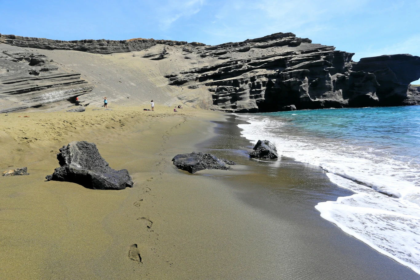 Papakolea Beach na Hawajach słynie z zielonej plaży. W Europie jest tylko jedno miejsce z takim piaskiem. Gdzie go szukać? Plaża z oliwkowym piaskiem, ciemnymi skałami wulkanicznymi oraz turkusową wodą oceanu. Plaża Papakolea na Hawajach.