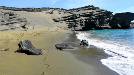 Papakolea Beach na Hawajach słynie z zielonej plaży. W Europie jest tylko jedno miejsce z takim piaskiem. Gdzie go szukać?