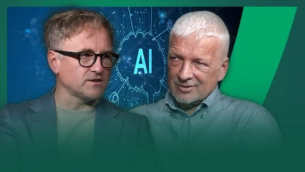 Dwóch mężczyzn rozmawia na tle ilustracji związanej ze sztuczną inteligencją, w centrum której widnieje napis 'AI'.