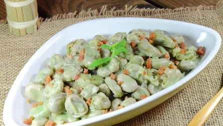 Cebulka i boczek podkręcają smak bobu i sprawiają, że całość staje się bardziej aromatyczna i sycąca