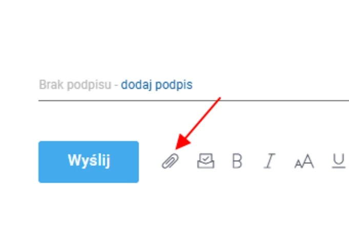 Niebieski przycisk 'Wyślij', menu z ikonami formatowania wiadomości oraz czerwona strzałka wskazująca ikonę spinacza symbolizującą dodanie załącznika.