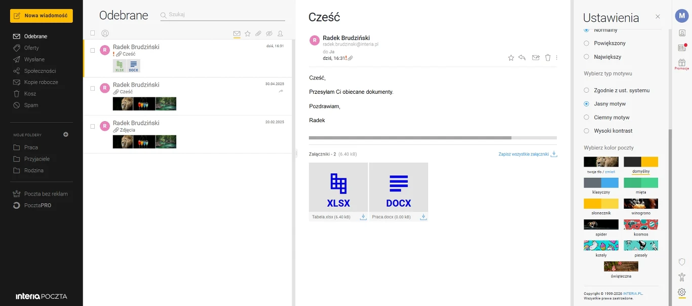 Widok skrzynki odbiorczej poczty e-mail z listą otrzymanych wiadomości, podglądem wybranej wiadomości e-mail zawierającej załączniki w formatach XLSX i DOCX oraz panelem ustawień po prawej stronie umożliwiającym zmianę motywu interfejsu.