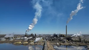 Jedna z kanadyjskich rafinerii przetwarzająca ropę wyddobywaną z pasków bitumicznych w prowincji Alberta. Zdj. ilustracyjne