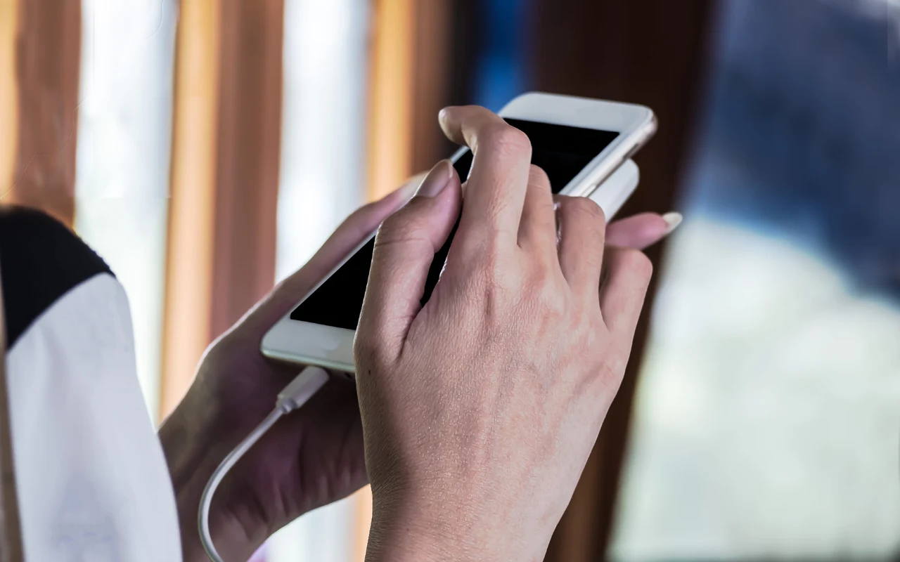 Czy można używać telefonu podczas ładowania? Wpływ tego nawyku na żywotność baterii. Korzystanie z telefonu podpiętego do ładowarki.