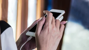 Używasz telefonu podczas ładowania? Ekspert tłumaczy, czy to właściwe 