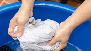 Po plamach z wiśni nie będzie śladu. Skuteczne domowe odplamiacze