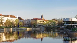 W szkołach w Tartu szyby w oknach oklejane są folią (zdj. ilustracyjne)