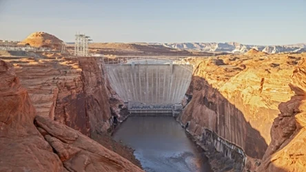 Powell to sztuczny zbiornik wodny na rzece Kolorado, w USA