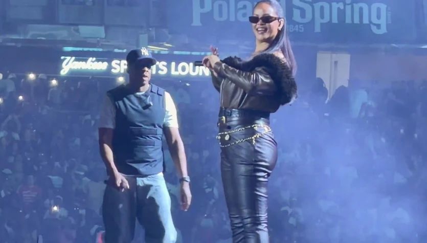 Rihanna niespodziewanie wróciła po latach na scenę! Internauci bezlitośni: "czas na emeryturę"