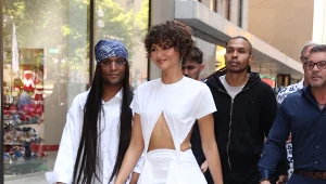 Zendaya znów wyznacza trendy. Jej biała sukienka Jacquemus robi furorę